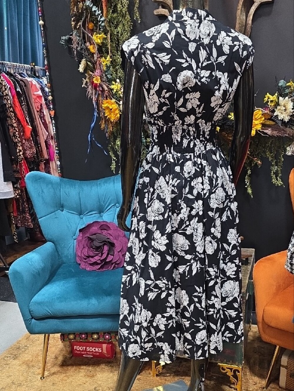 She + Sky Black and White Floral Zip-Front Midi Dress w/ Pockets - Picture 11 of 12
